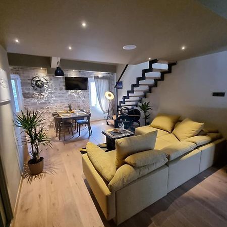 ˇdcˇ Modern Apartment Near The Church Ровин Екстериор снимка