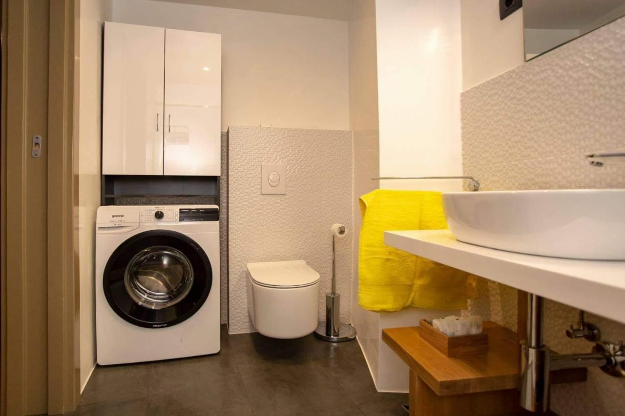 ˇdcˇ Modern Apartment Near The Church Ровин Екстериор снимка