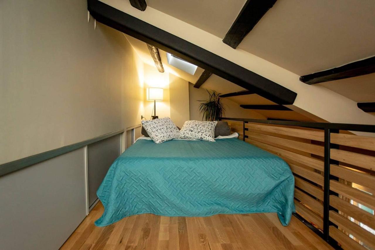 ˇdcˇ Modern Apartment Near The Church Ровин Екстериор снимка