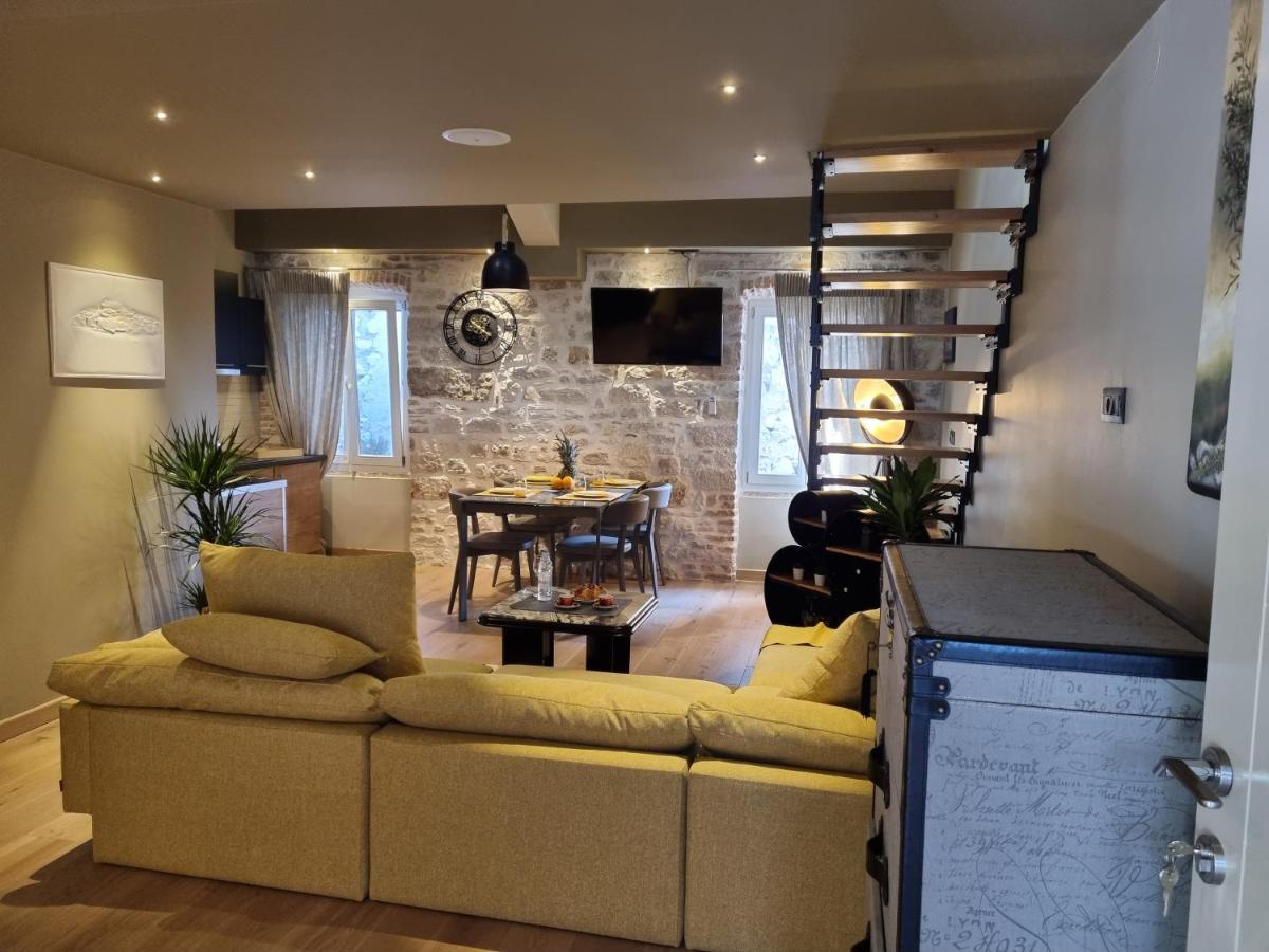 ˇdcˇ Modern Apartment Near The Church Ровин Екстериор снимка