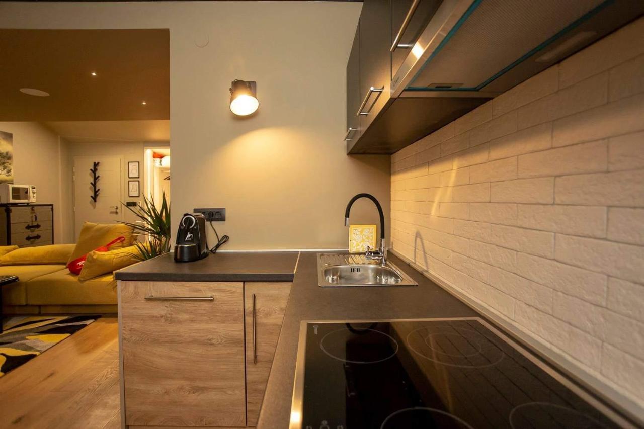 ˇdcˇ Modern Apartment Near The Church Ровин Екстериор снимка