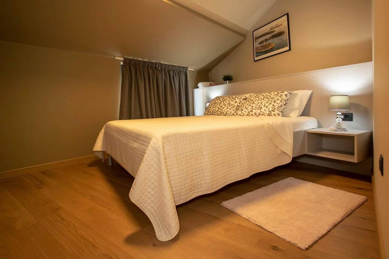 ˇdcˇ Modern Apartment Near The Church Ровин Екстериор снимка