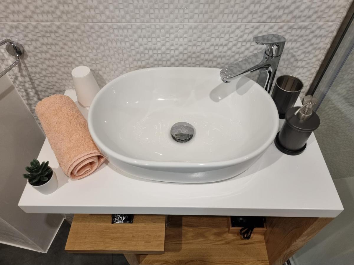 ˇdcˇ Modern Apartment Near The Church Ровин Екстериор снимка