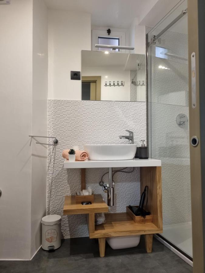 ˇdcˇ Modern Apartment Near The Church Ровин Екстериор снимка