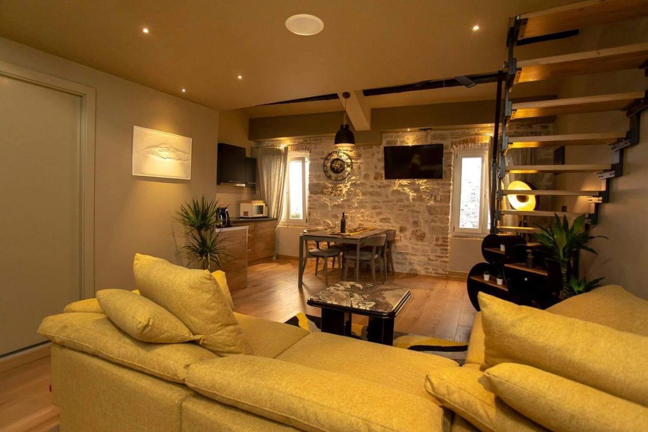ˇdcˇ Modern Apartment Near The Church Ровин Екстериор снимка